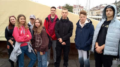 Uczniowie II LO uczestniczący w Grze Miejskiej „Łukasiewicz”