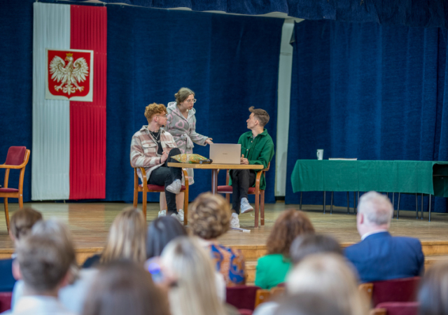 Scenka z kabaretu przedstawianego przez uczniów II LO