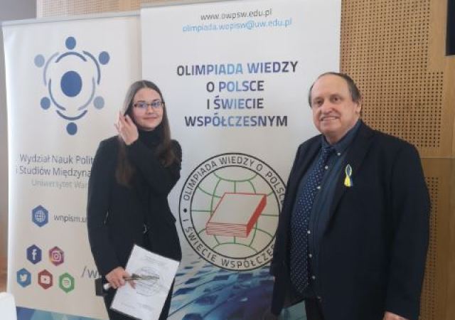 Laureatka 63. edycja Olimpiady Wiedzy o Polsce Świecie Współczesnym odbiera dyplom