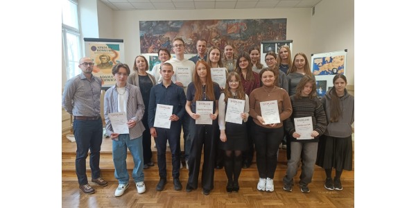 GRATULACJE DLA LAUREATÓW SZKOLNEGO KONKURSU  INSPIROWANEGO TWÓRCZOŚCIĄ  ADAMA MICKIEWICZA