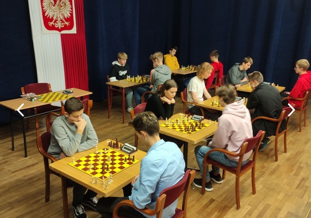 Uczniowie II LO podczas szkolnego turnieju szachowego