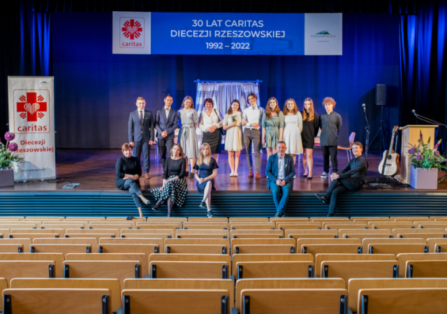 Uczniowie  II LO wraz z nauczycielami na scenie auli Instytutu Teologiczno – Pastoralnego  w Rzeszowie