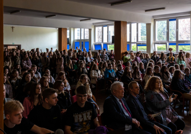 Dyrekcja II LO, uczniowie i odwiedzający zgromadzeni na auli Liceum