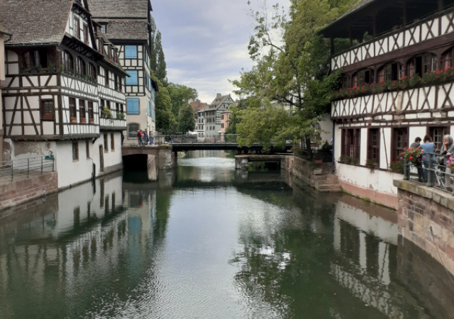 Widok na zabudowania w zabytkowej dzielnicy Strasburga Petite France